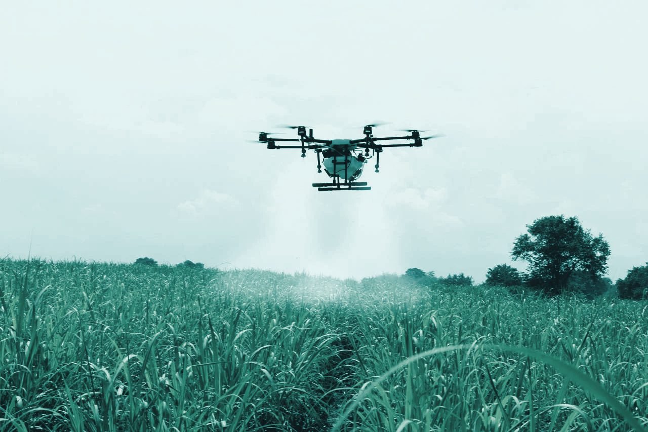 Drone de pulverização agrícola sobrevoando lavoura